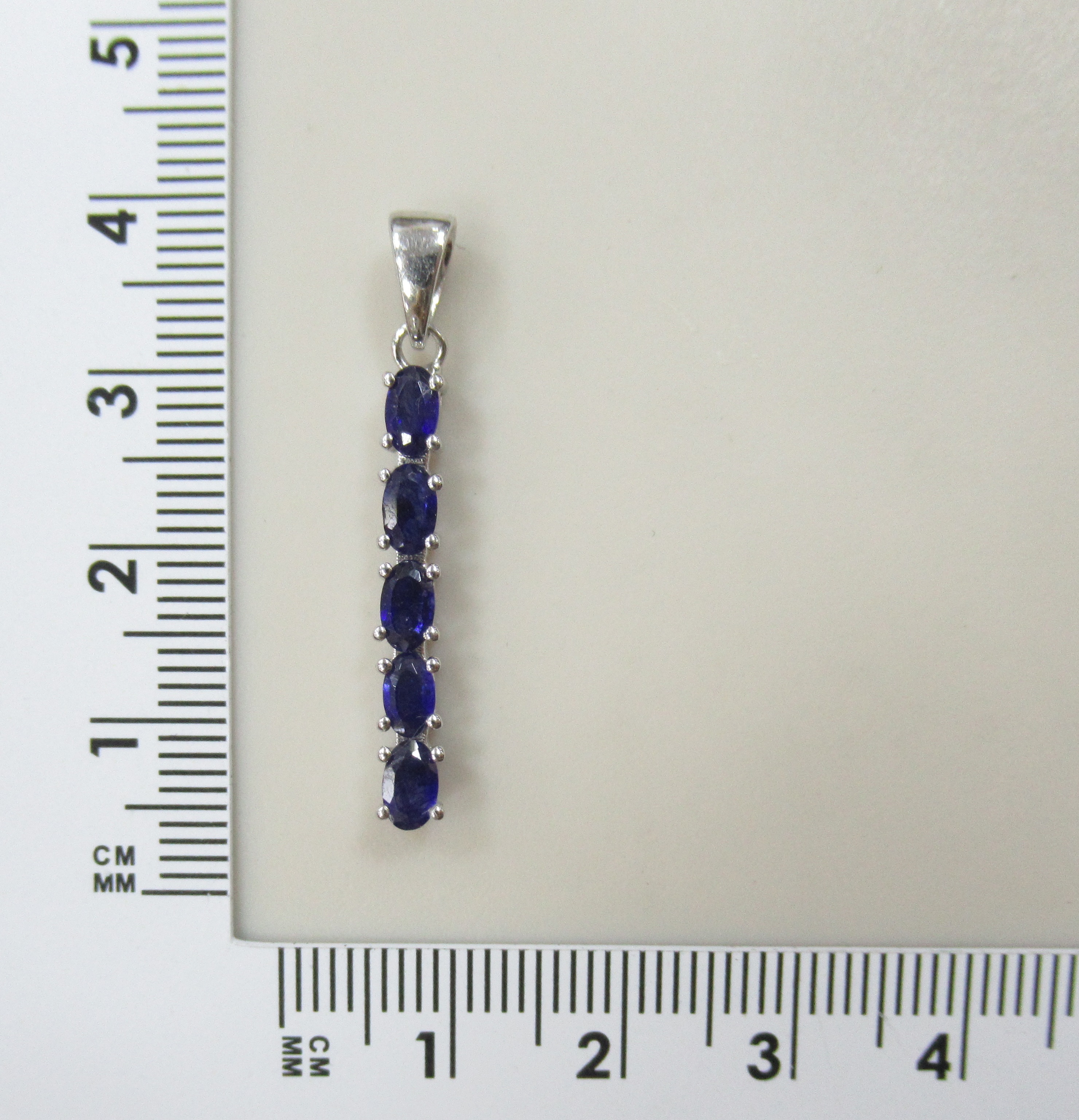 Серебряная подвеска с сапфирами